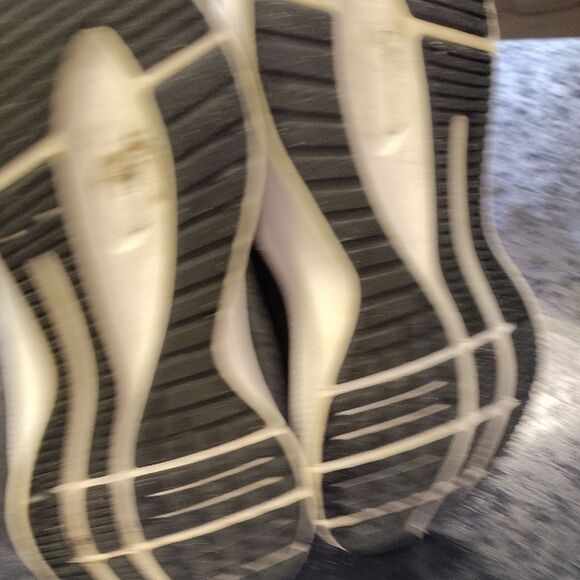 Nike Men's Black and Gold Athletic Shoes - Picture 5 of 5